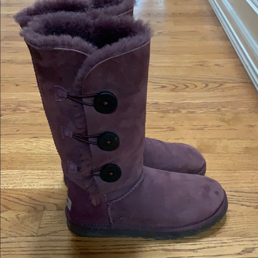 Ugg Size 7 - image 3